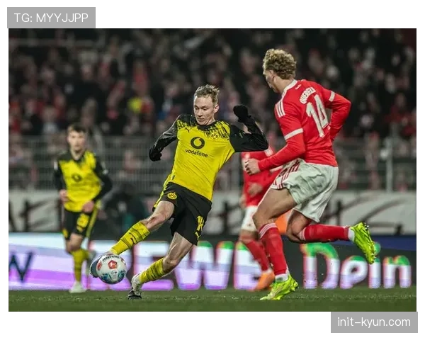 终场绝杀后，霍芬海姆前锋拜尔与看台上患病小球迷的拥抱